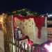 ...entra in scena, dirigendosi nella casetta di legno allestita per loccasione nel centro commerciale